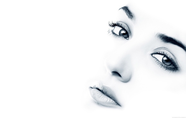 Глаза и губы на белом фоне