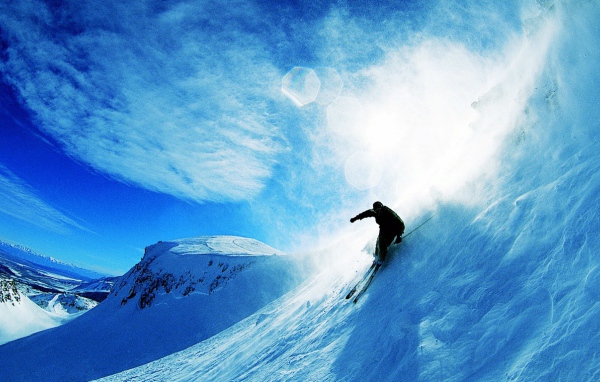 Скоростной спуск по горному склону