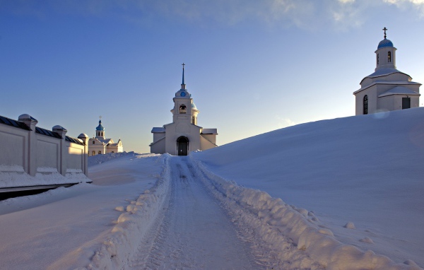 Дорога к церкви в снегу