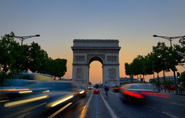 Триумфальная арка вид с дороги