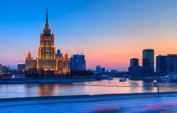 Посольство Великобритании в Москве в ночное время