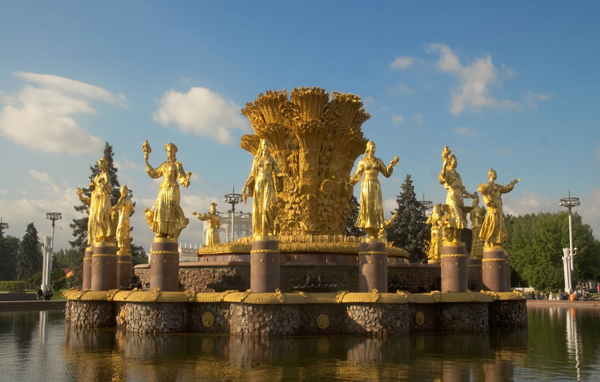 The golden fountain in moscow