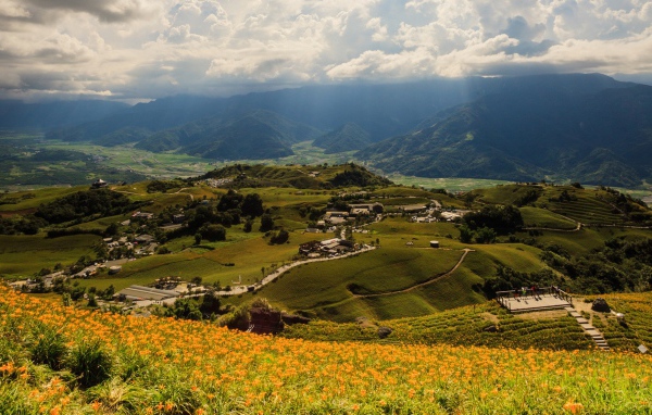 Холмистый зеленый пейзаж Тайваня