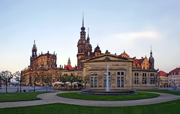 Архитектурный ансамбль с фонтаном