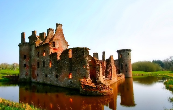 Развалины окруженные водой