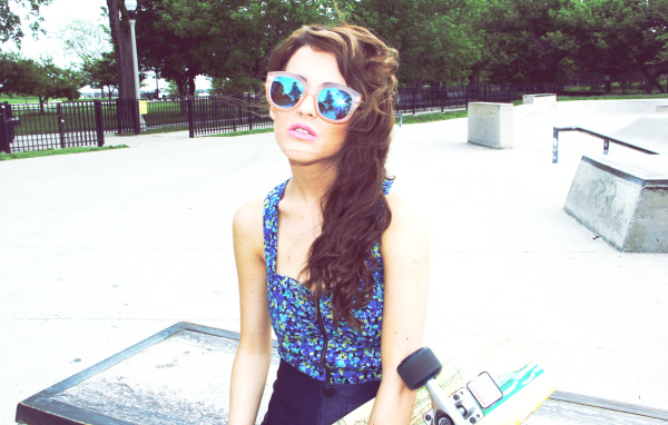 Девушка в очках и со скейтом, swag