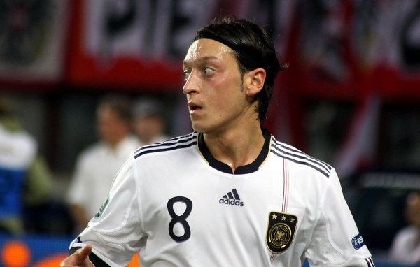 Арсенал Месут Озил