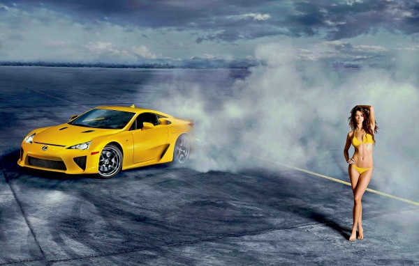 Спортивная девушка и спортивная машина