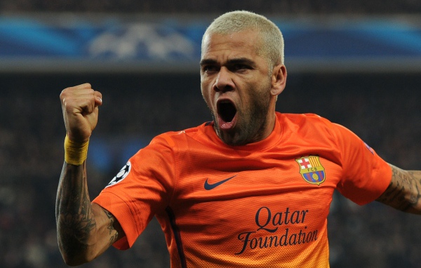 Барселона Даниэл Алвес в оранжевой футболке