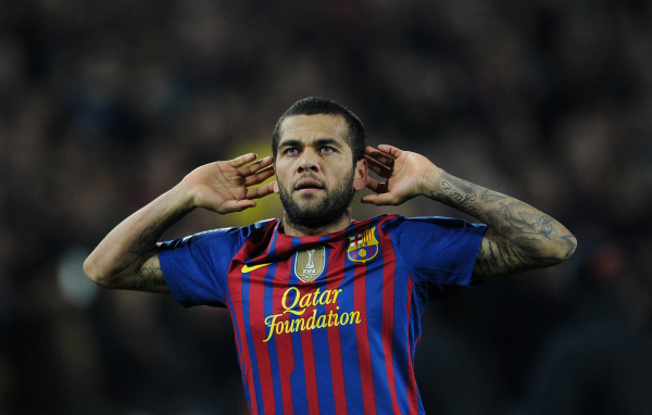 Барселона Даниэл Алвес слушает болельщиков