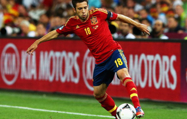 Барселона Хорди Альба передавая мяч