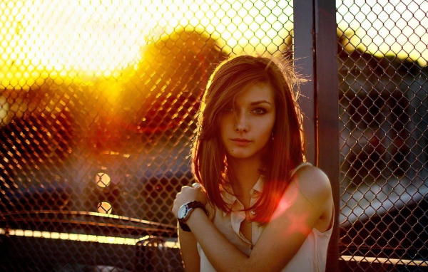 Красивая девушка шатенка с пирсингом в носу