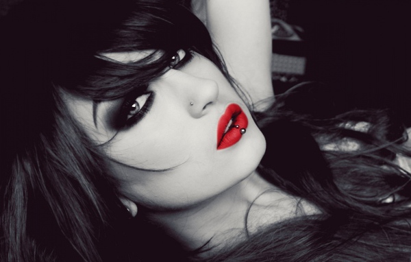 Красивая девушка брюнетка с пирсингом в носу и губе