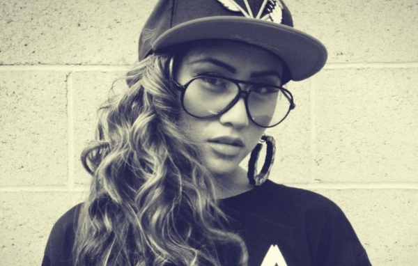 Красивая девушка в очках, swag