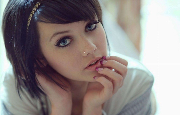 Красивая девушка брюнетка с короткими волосами и пирсингом в носу