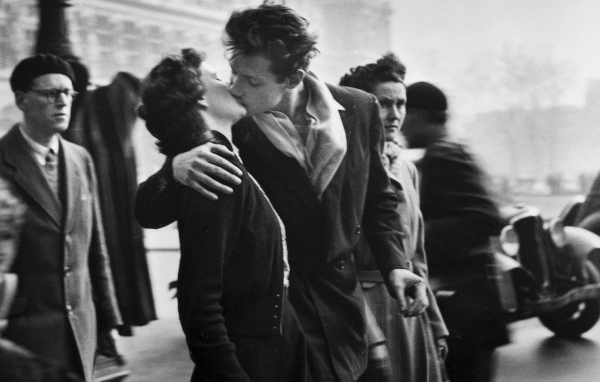 Черно-белая фотография влюбленных в Париже