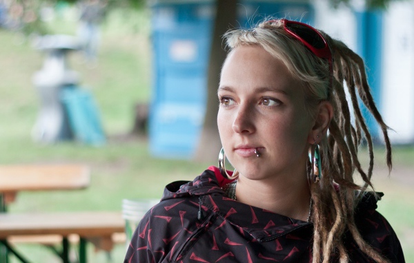 Девушка блондинка с дредами и пирсингом в губе