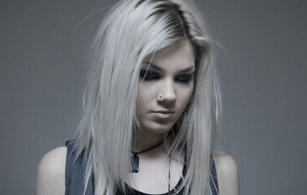 Девушка блондинка с пирсингом в носу