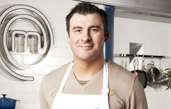 Боксер Джо Кальзаге на кухне