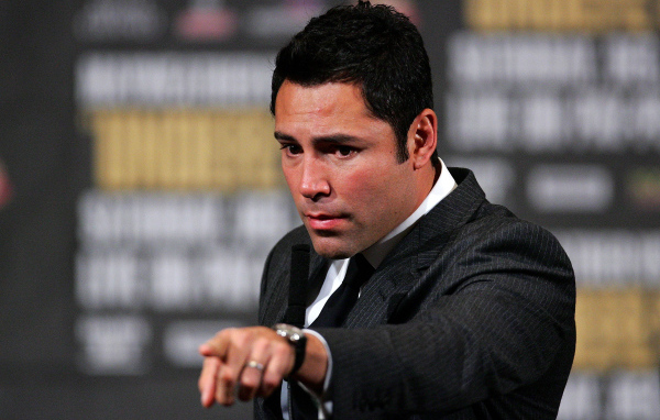 Боксер Оскар Дела Хойя в черном костюме