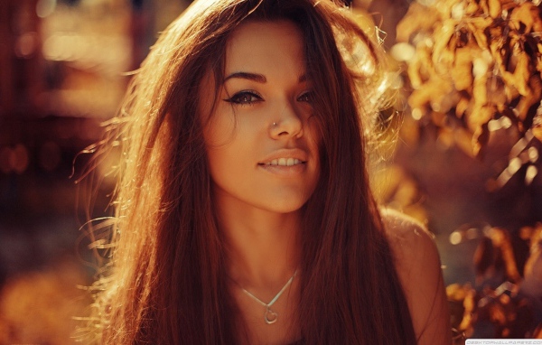 Девушка шатенка с пирсингом в носу