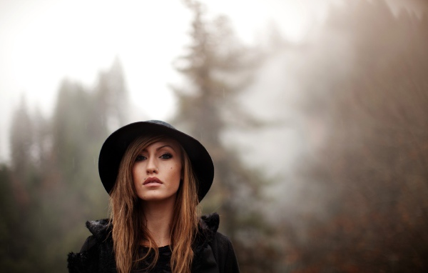 Девушка шатенка с пирсингом в носу и губе