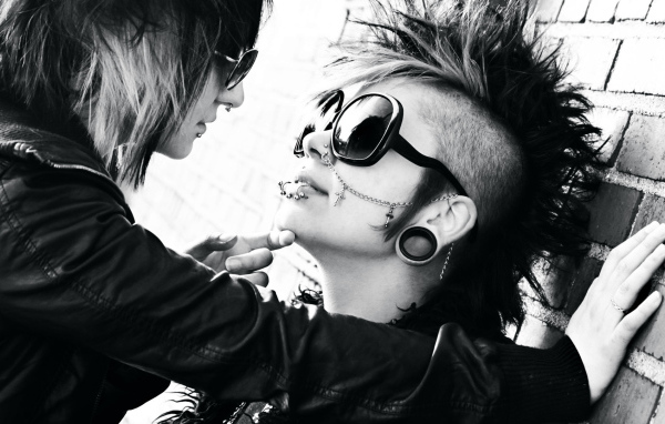 Девушки брюнетки с пирсингом в носу и губе