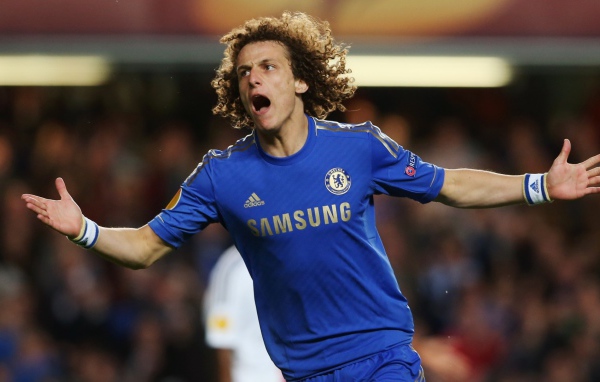 Челси Давид Луис на поле