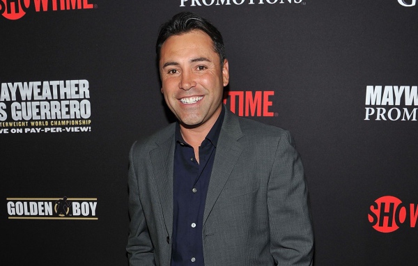 Известный боксер Оскар Дела Хойя улыбается