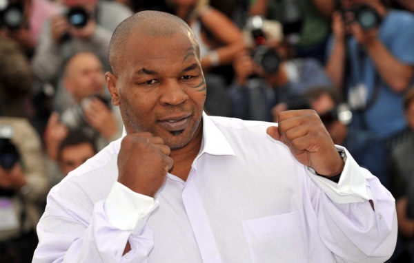 Известный Майк Тайсон в белой рубашке