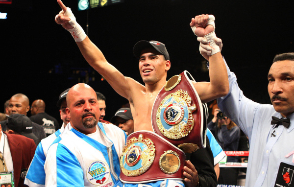 Известный боксер Феликс Тринидад и его пояса