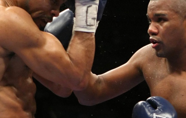 Известный боксер Феликс Тринидад выполняя апперкот