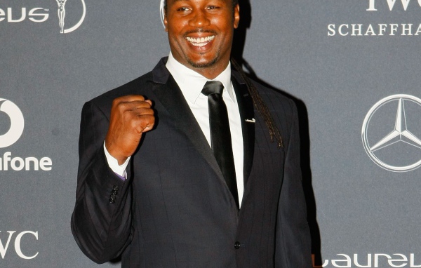 Известный боксер Леннокс Льюис в черном костюме