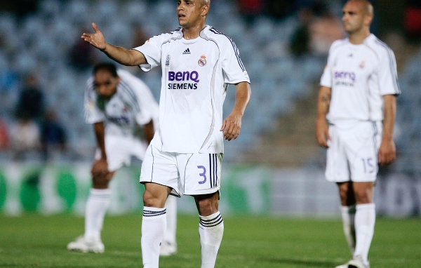 Футбольная легенда Роберто Карлос на поле в середине игры