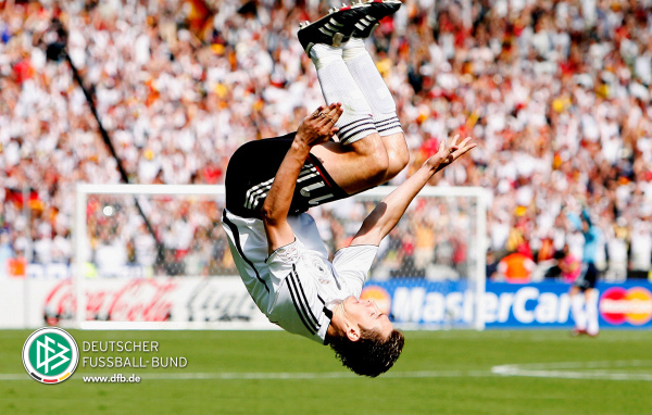 Футболист делает кульбит