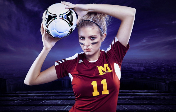 Футболистка со светлыми волосами