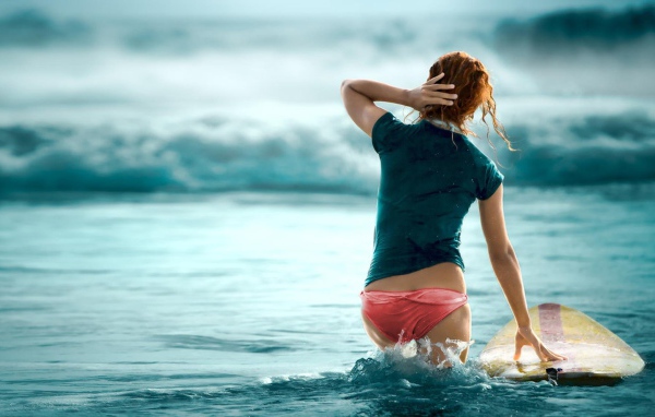 Девушка во время водного спорта