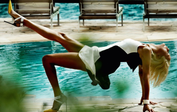 Девушка на каблуках у бассейна