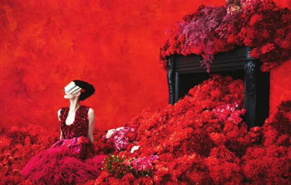 Девушка в красных цветах на красном фоне