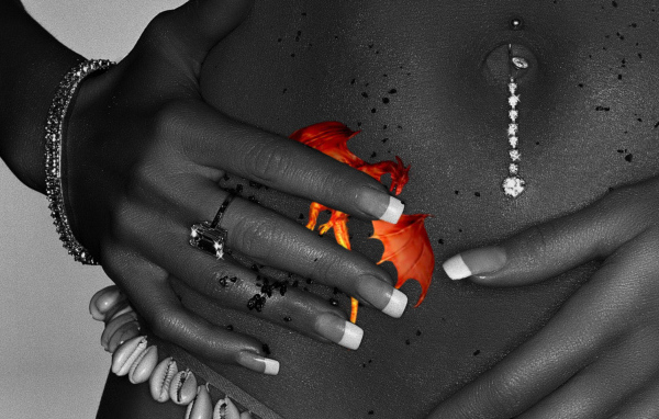 Девушка пирсинг пупка