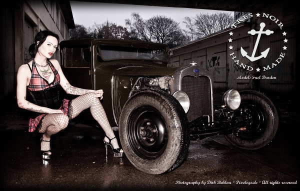 Девушка возле зеленого ретро авто