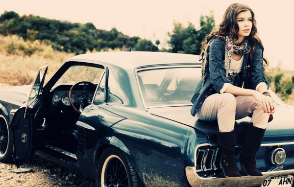 Девушка на классическом американском авто