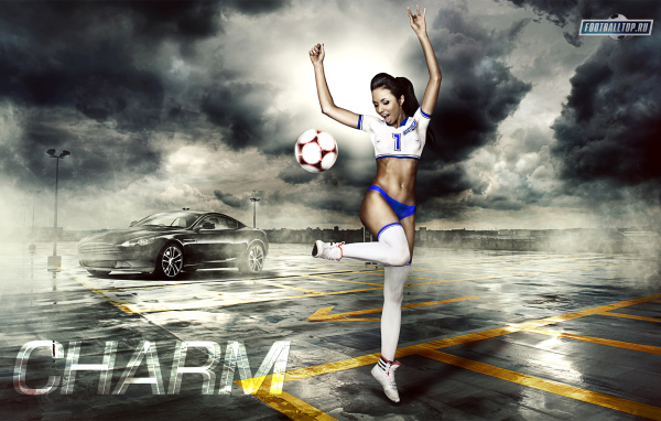 Девушка играет в футбол