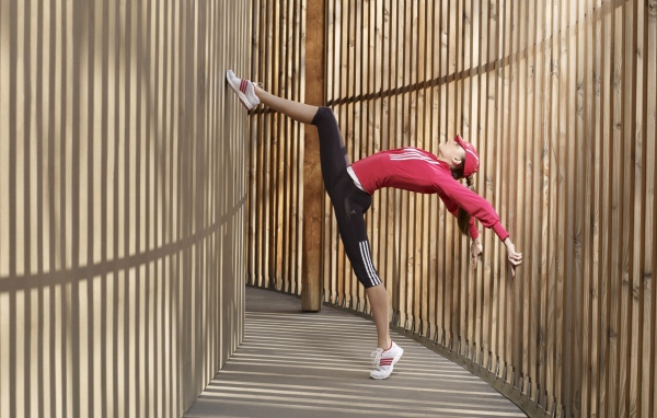 Девушка разминается