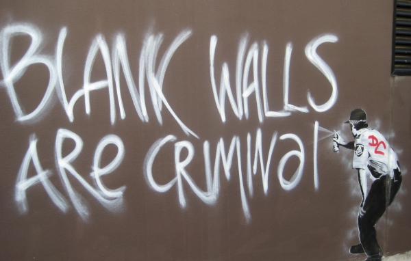 Граффити, полицейский нарушитель закона, художник Бэнкси