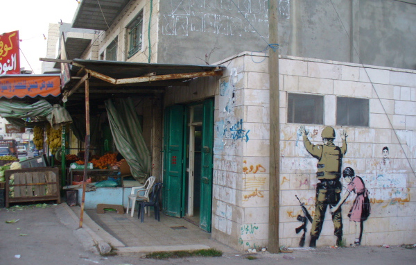 Граффити, военный и девочка, художник Бэнкси