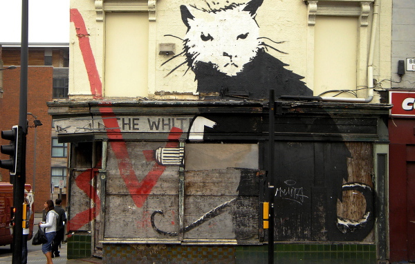 Граффити на здании, художник Бэнкси