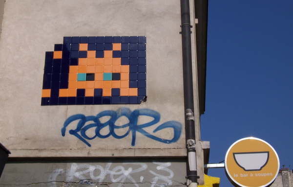 Граффити из плиток на стене