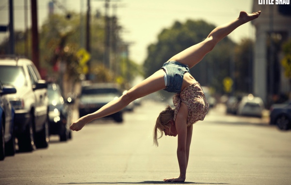 Гимнастка на дороге