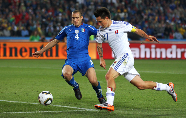 Ювентус Джорджо Кьеллини борется за мяч